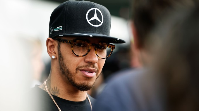 Lewis Hamilton med sin tiende strake seier for Mercedes